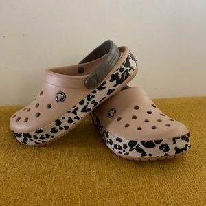 Animal print CROCS!!! 🦓🐘🦒🐆. Women’s size 6!